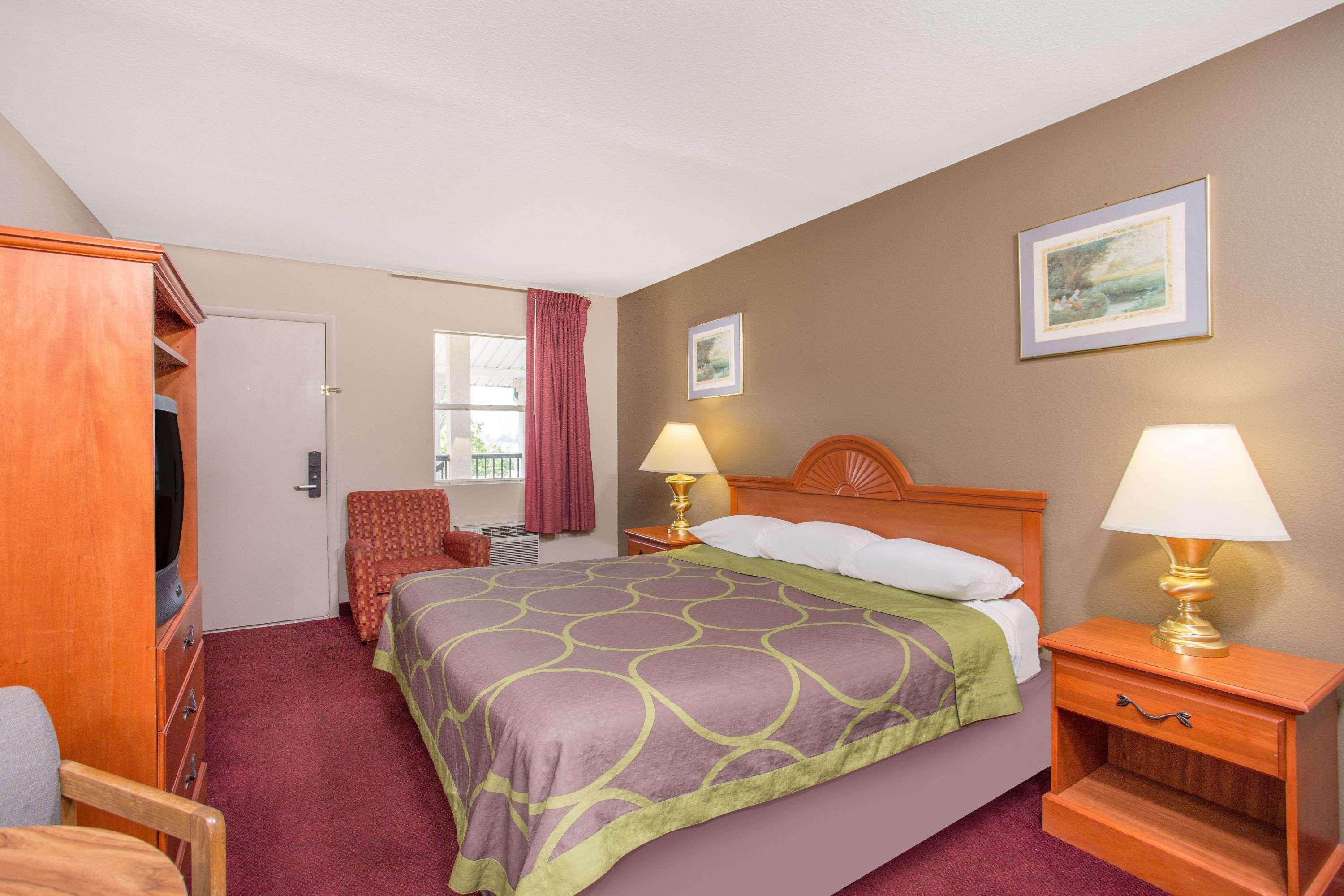 Knights Inn Glade Spring Екстериор снимка