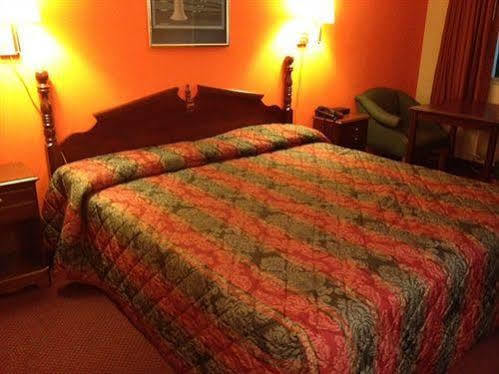 Knights Inn Glade Spring Екстериор снимка